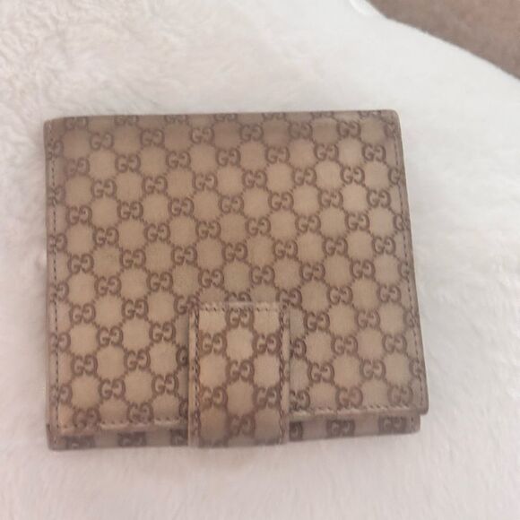 The GUCCI W Hook Purse is crafted from Gutchishima leather with a dust bag. - Picture 1 of 12